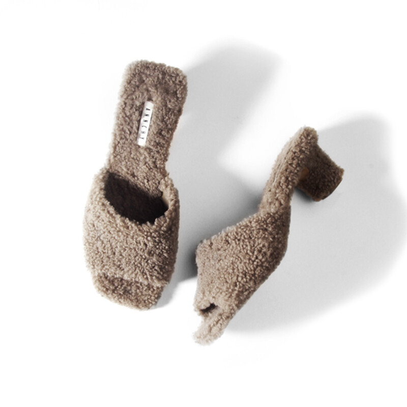simple fur slippers