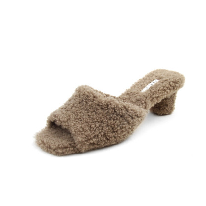 simple fur slippers