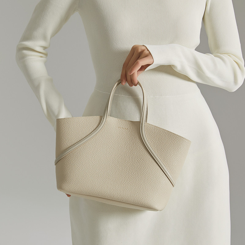 Scalloped string handbag
