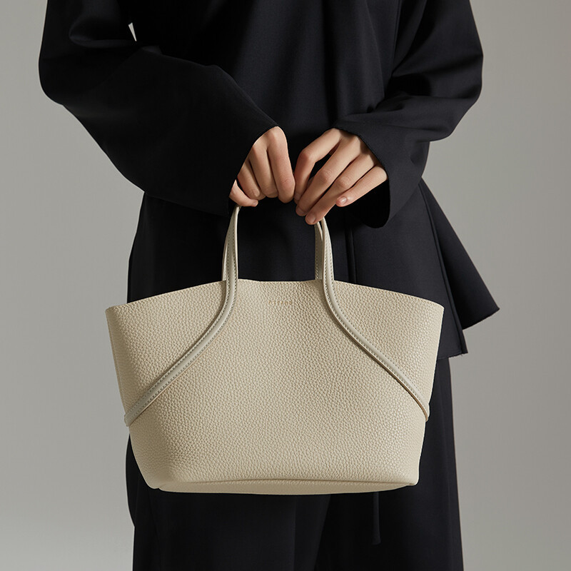 Scalloped string handbag