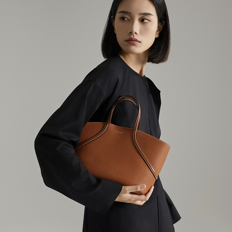 Scalloped string handbag