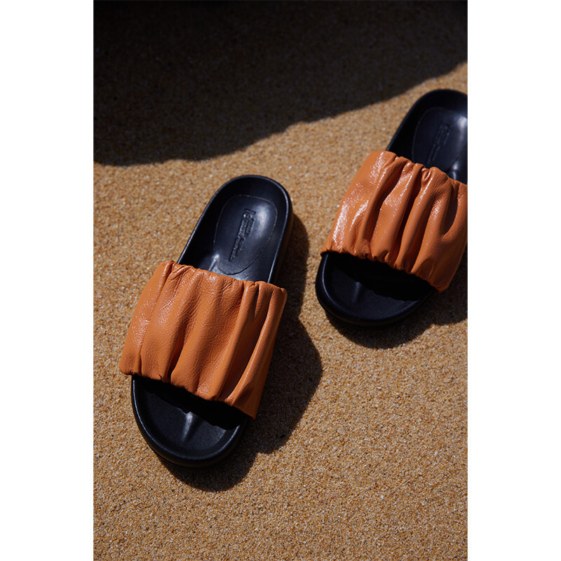 Pleated flip-flops