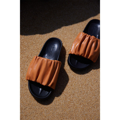 Pleated flip-flops