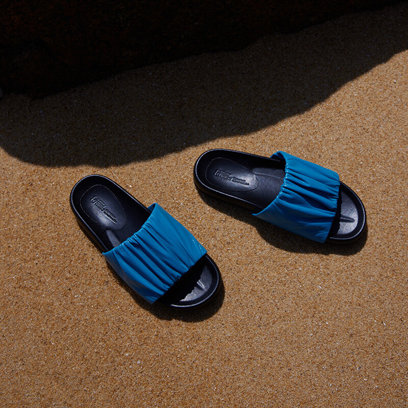 Pleated flip-flops