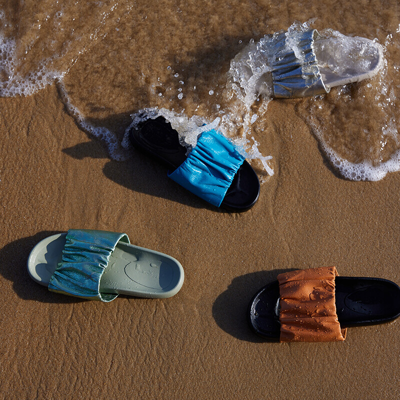 Pleated flip-flops
