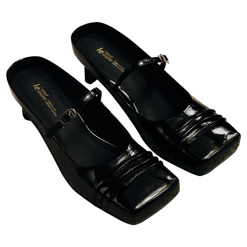 Golden square-toe slippers