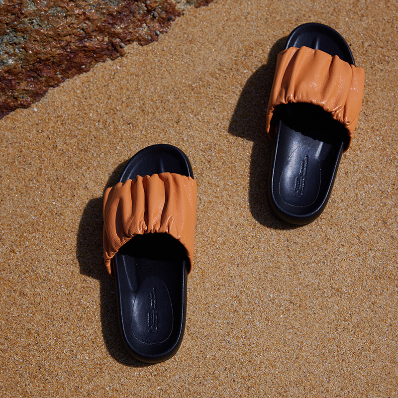 Pleated flip-flops