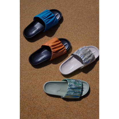 Pleated flip-flops