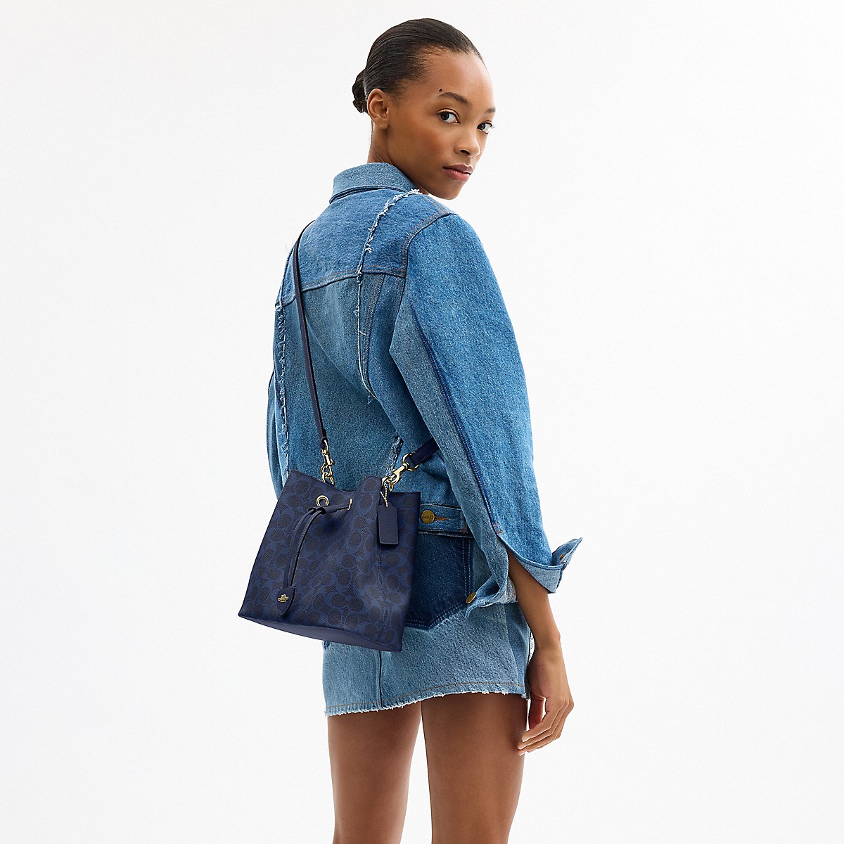 [U] COACH ROWAN BUCKET BAG IN SIGNATURE CANVAS, GOLD/NAVY, CEZ36-IMNAV (UC18)