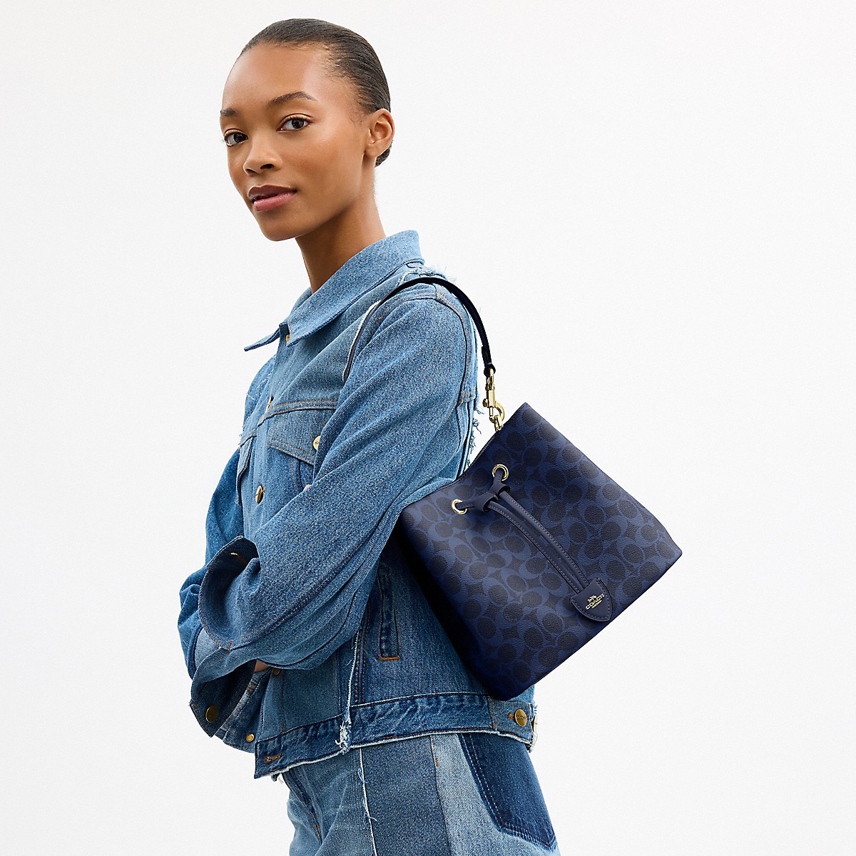 [U] COACH ROWAN BUCKET BAG IN SIGNATURE CANVAS, GOLD/NAVY, CEZ36-IMNAV (UC18)