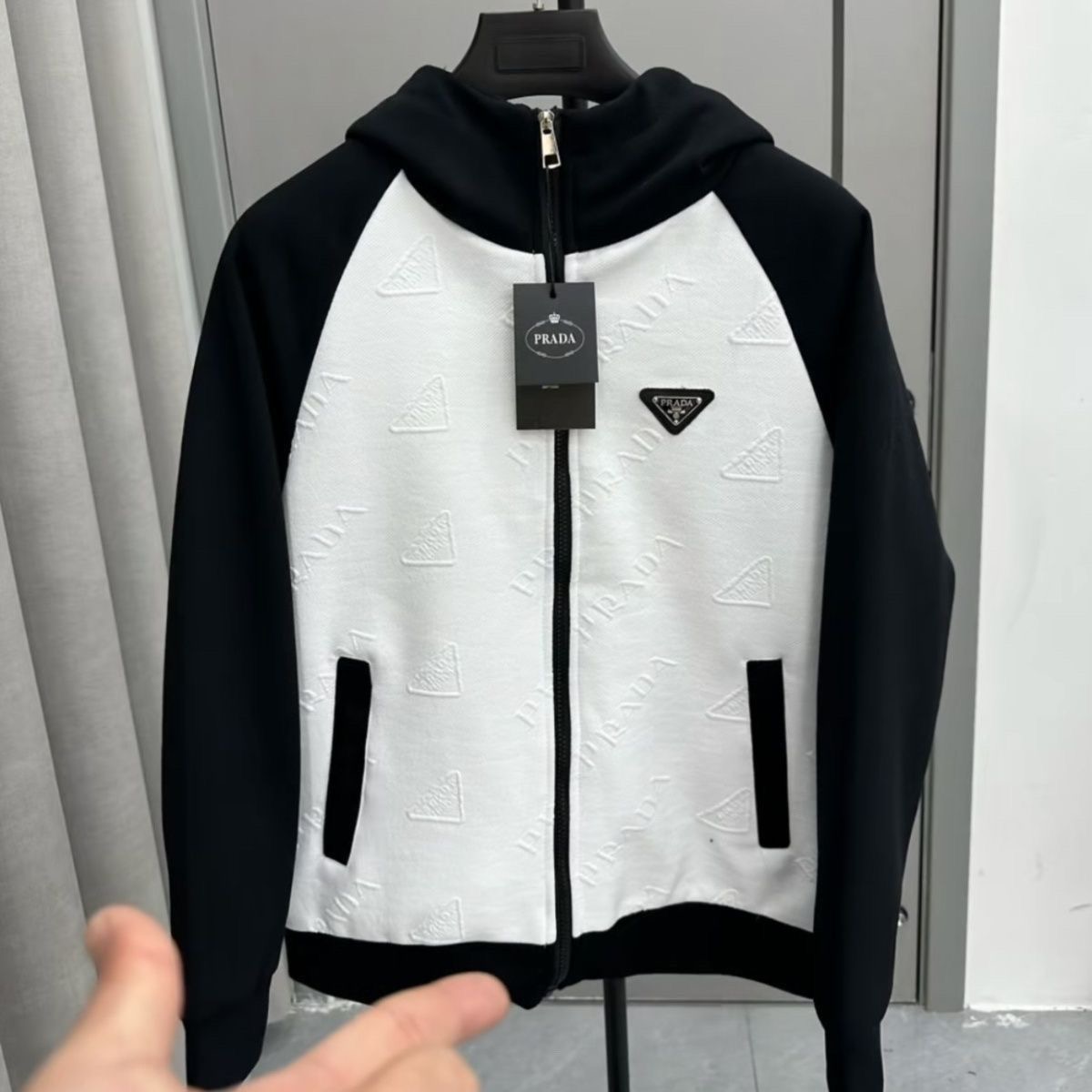 セール 人気モデル[PRADA] プラダ アウター   新しい刺繍入りフード付きジャケット