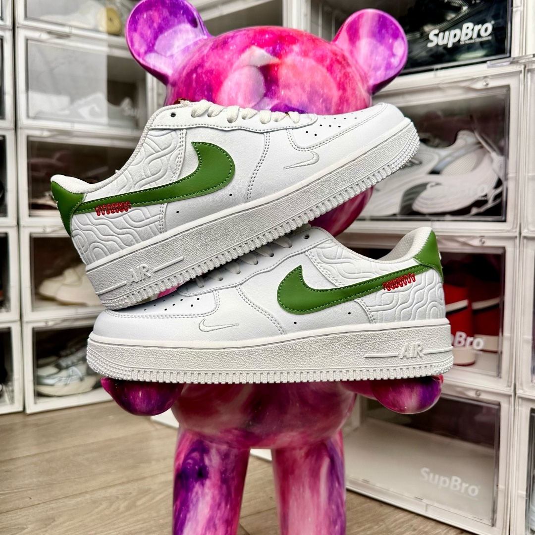 ナイキ エアフォース1 07 NIKE AIR FORCE 1 ’07 "YEAR OF THE SNAKE" SAIL/JADE HORIZON-LIGHT BONE HV5979-130