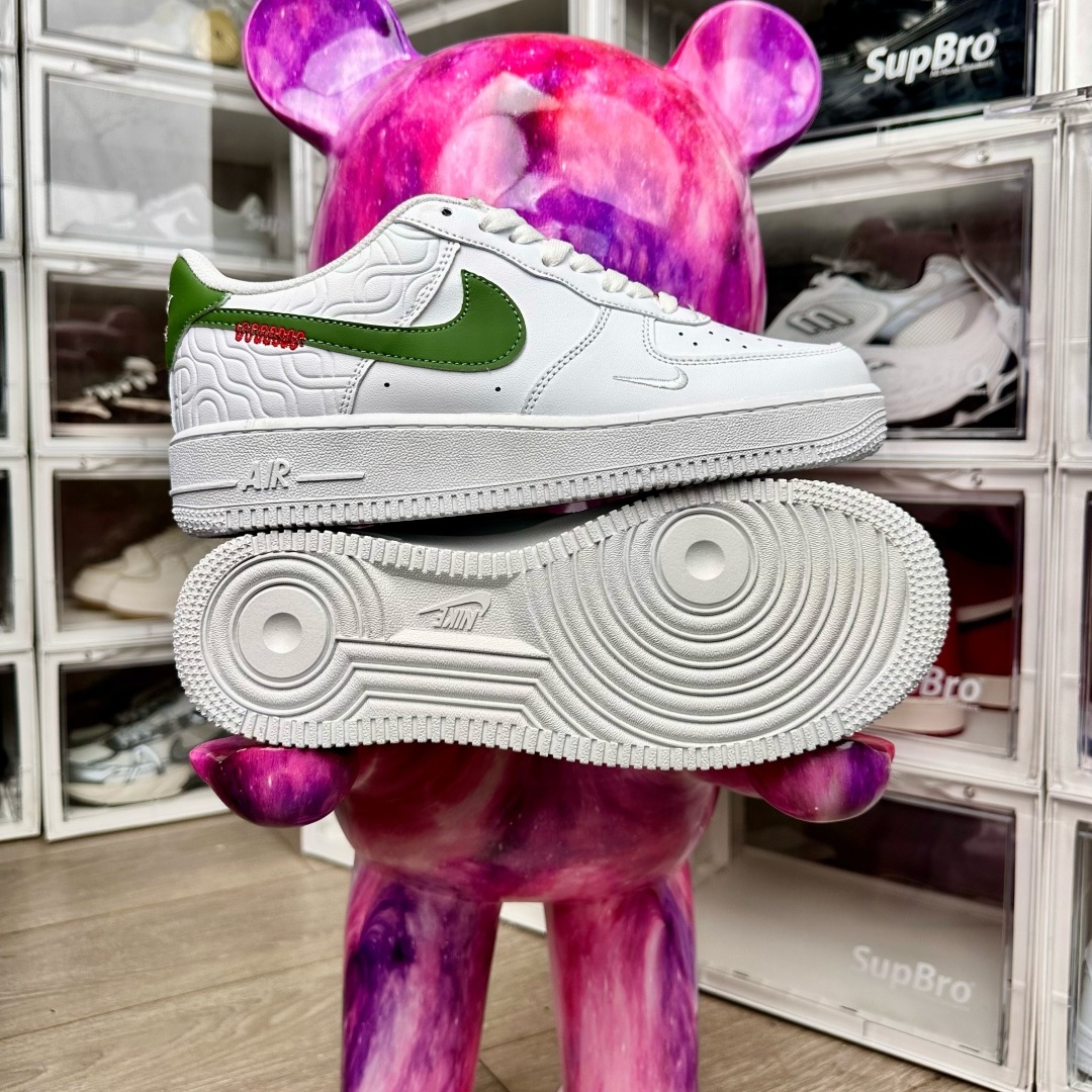 ナイキ エアフォース1 07 NIKE AIR FORCE 1 ’07 "YEAR OF THE SNAKE" SAIL/JADE HORIZON-LIGHT BONE HV5979-130