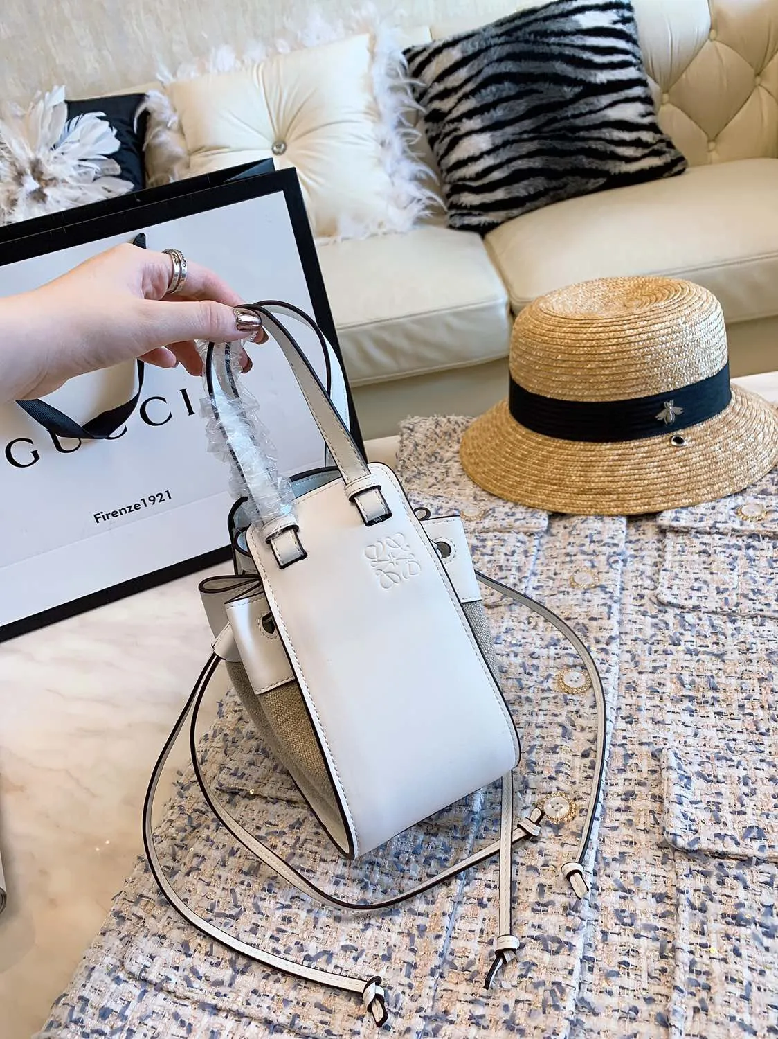 😍【Loewe |公式サイトは正規品】🔥雑誌「CLASSY」8月号掲載！ オードリー亜谷香同項 のバッグ💓 日本で大人気！★完売続出