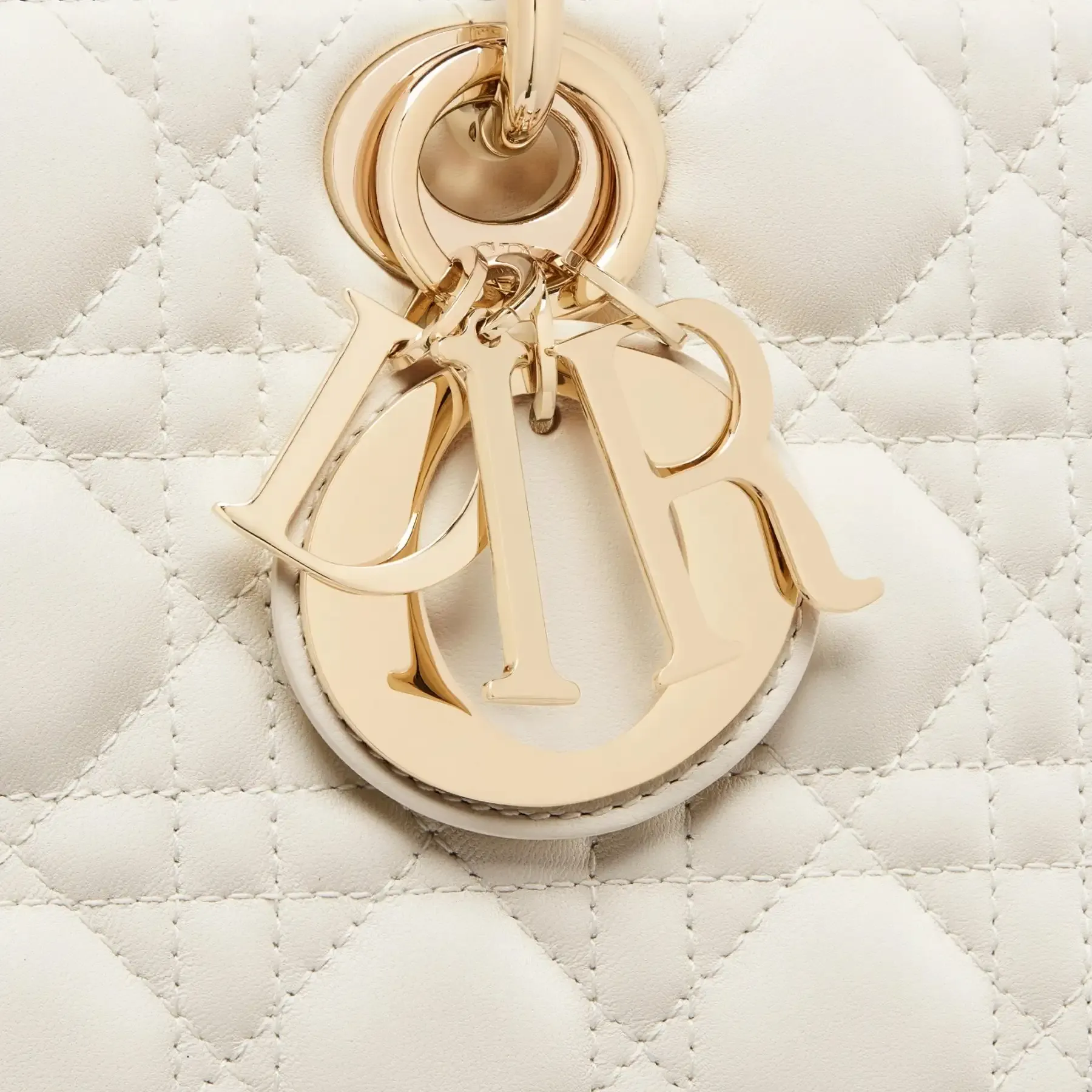 【DIOR】雑誌掲載！泉 里香さん愛用！夏感あふれる新作バッグが登場！