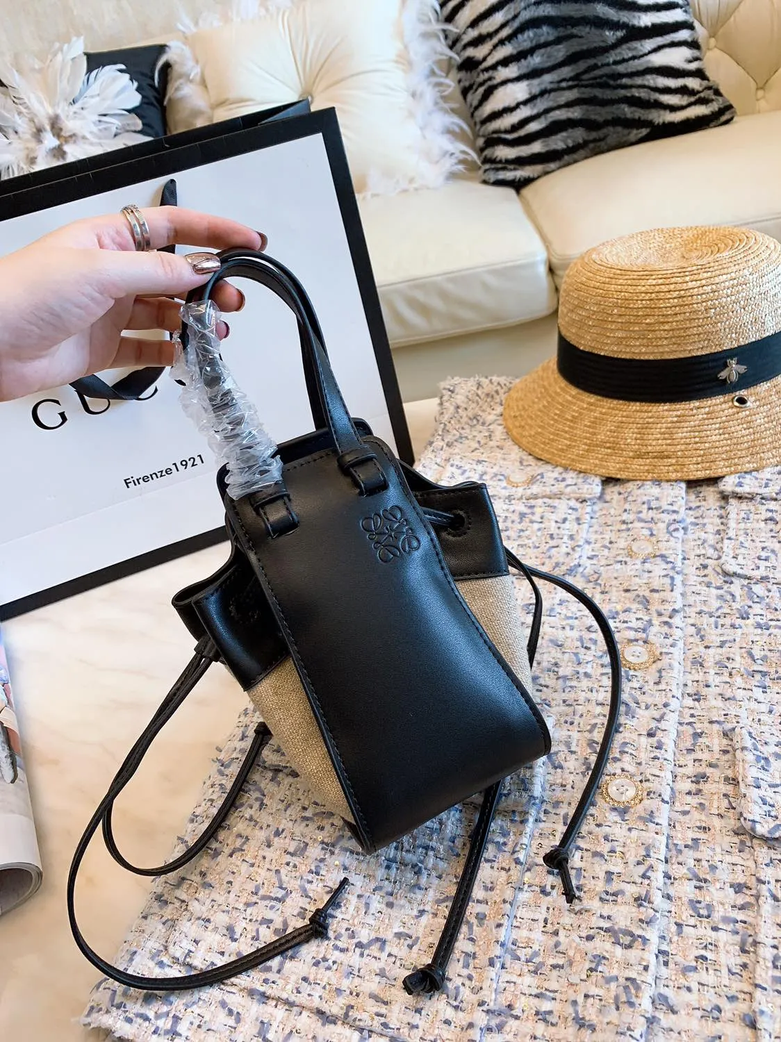 😍【Loewe |公式サイトは正規品】🔥雑誌「CLASSY」8月号掲載！ オードリー亜谷香同項 のバッグ💓 日本で大人気！★完売続出