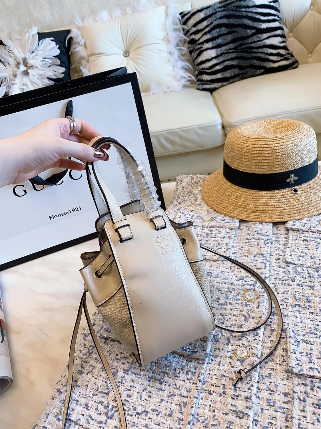 😍【Loewe |公式サイトは正規品】🔥雑誌「CLASSY」8月号掲載！ オードリー亜谷香同項 のバッグ💓 日本で大人気！★完売続出