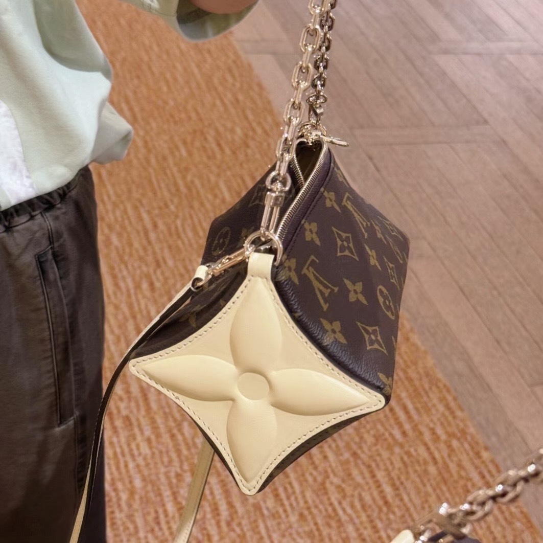 【可愛いフォルムが目を引く☆ 】Louis Vuitton ブルームポーチ