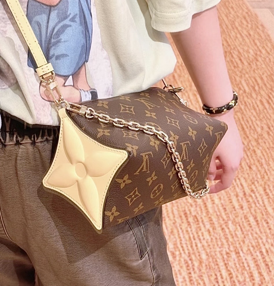 【可愛いフォルムが目を引く☆ 】Louis Vuitton ブルームポーチ