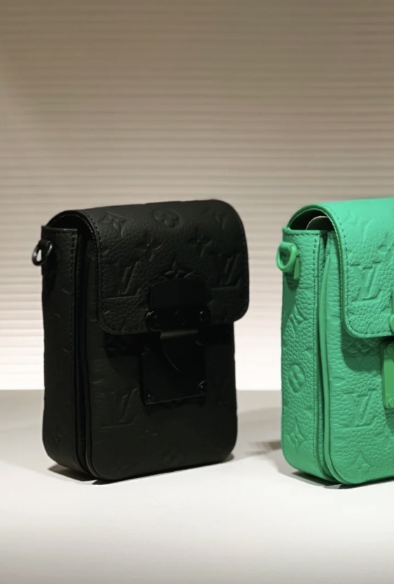 ◆new【 LV 】Sロック ヴェルティカル・ウエアラブル ウォレット
