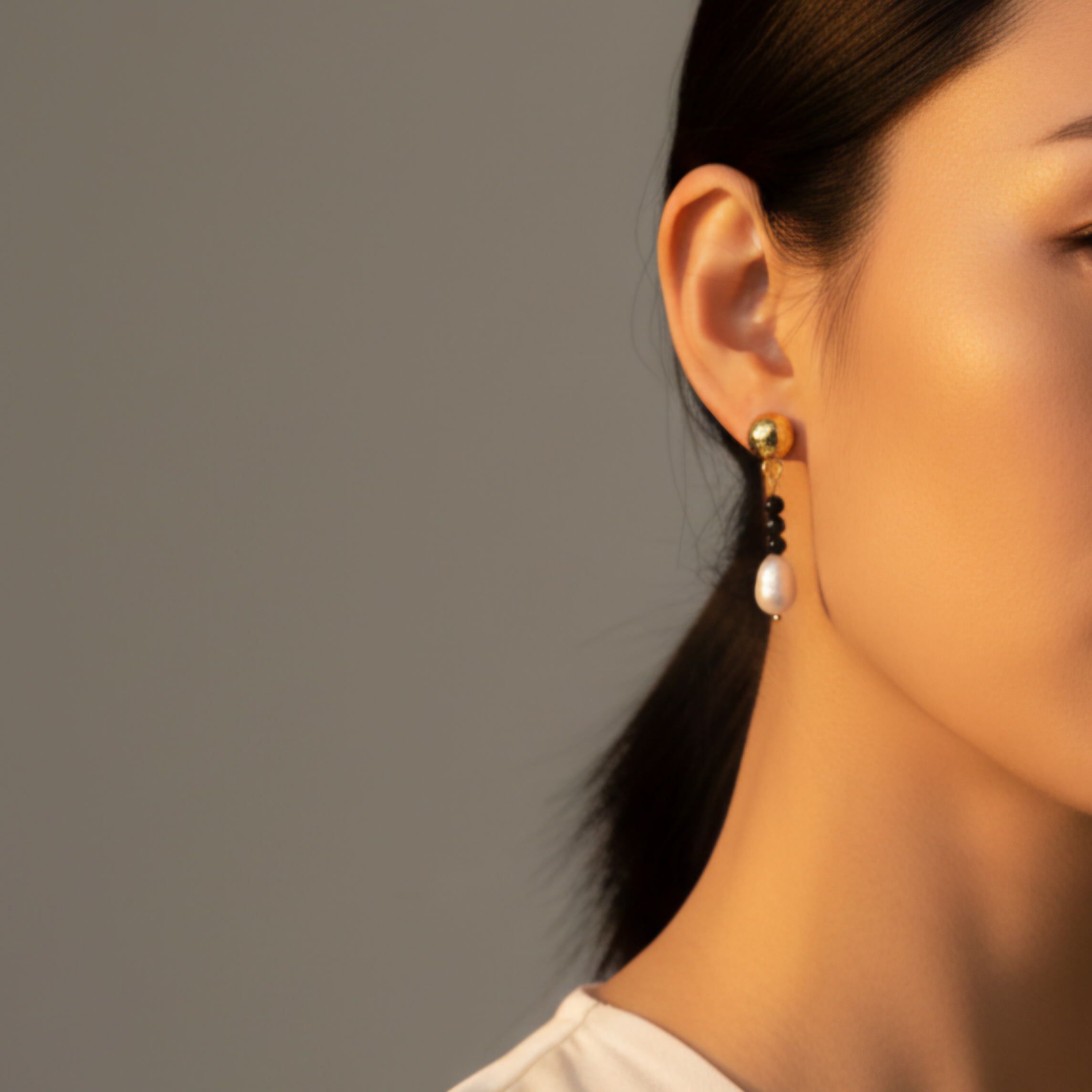 PEARL STUD WITH OBSIDIAN STONE