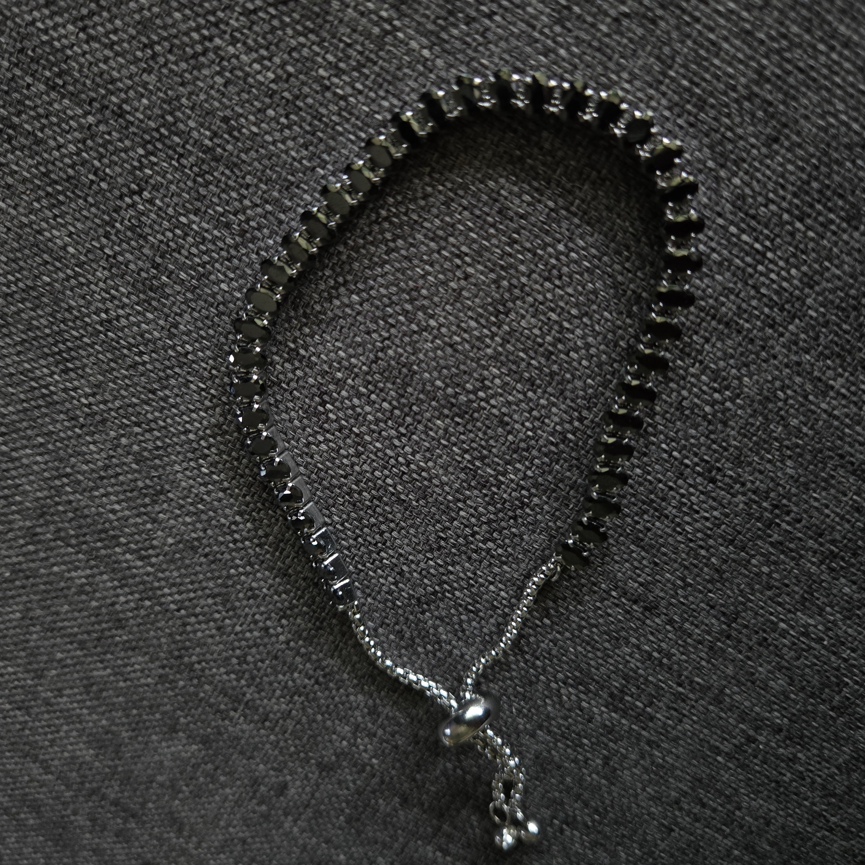 EMBUN OVAL BLACK SLIDE BRACELET