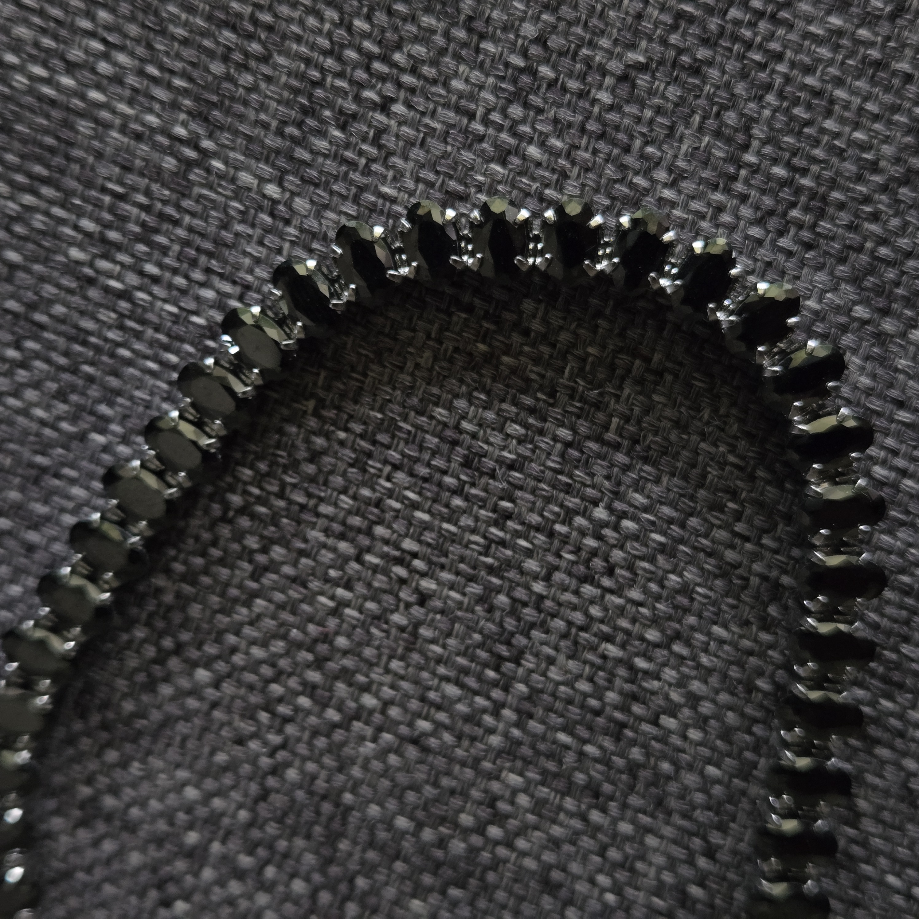 EMBUN OVAL BLACK SLIDE BRACELET