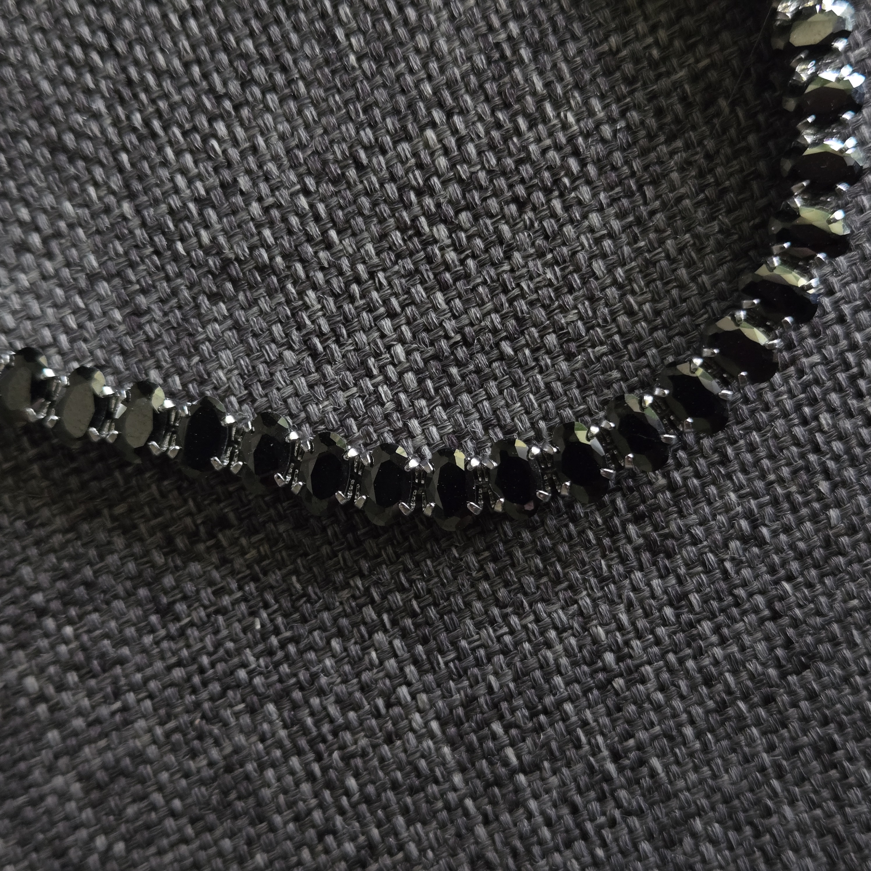 EMBUN OVAL BLACK SLIDE BRACELET