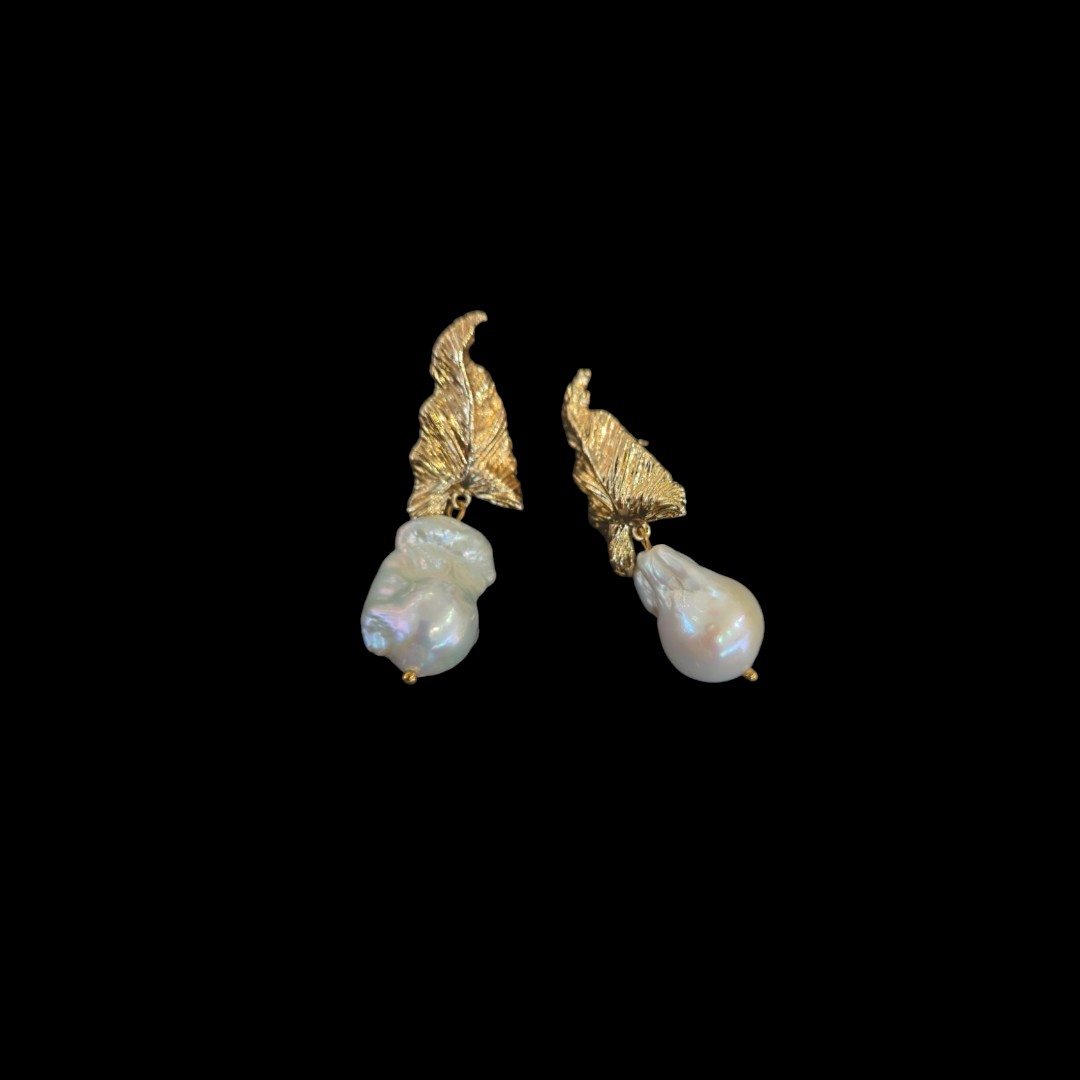 WHITE BAROQUE LEAF STUD GOLD