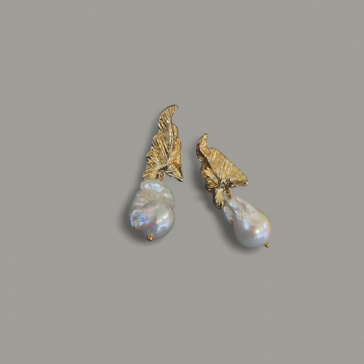 WHITE BAROQUE LEAF STUD GOLD
