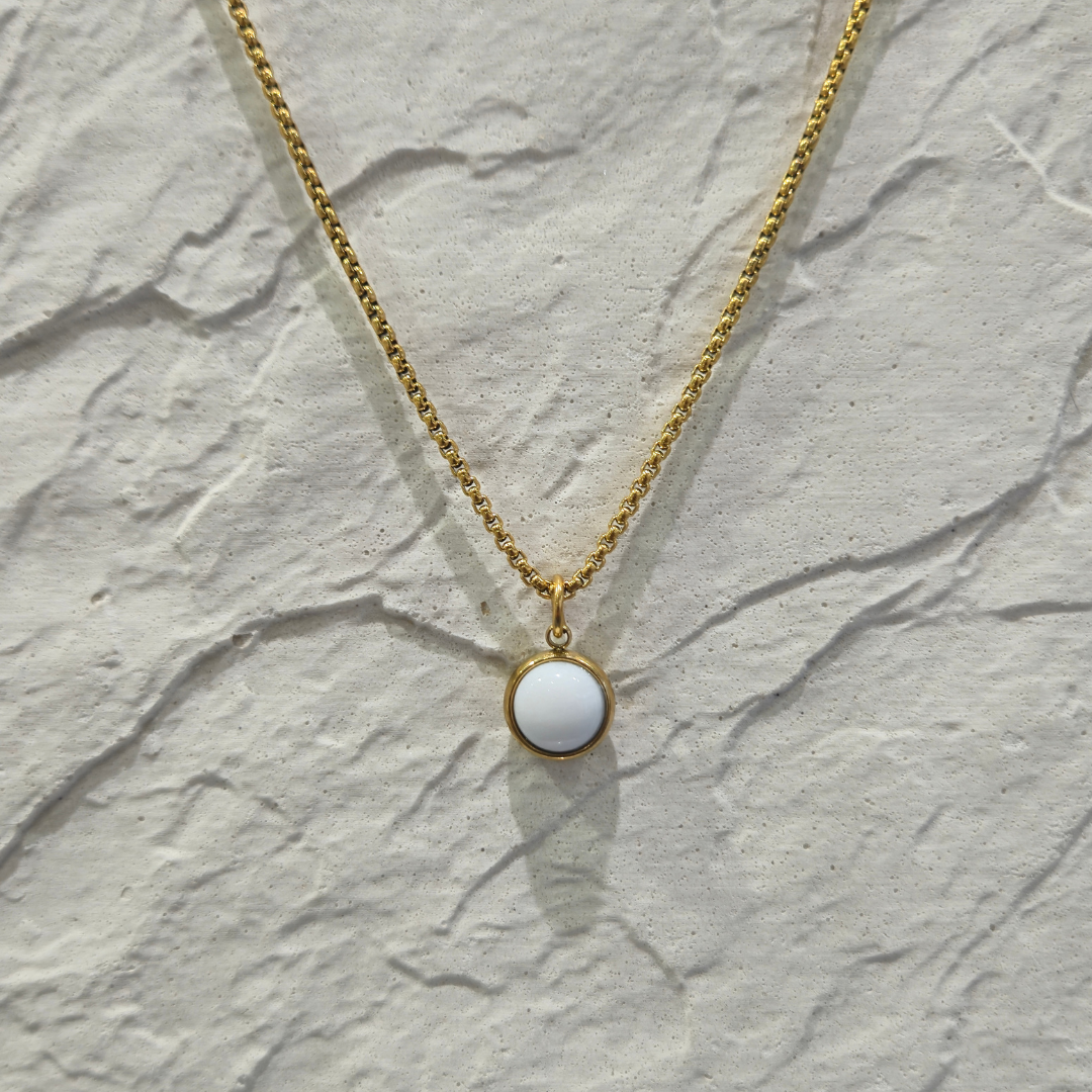 PESONA WHITE JADE NECKLACE GOLD