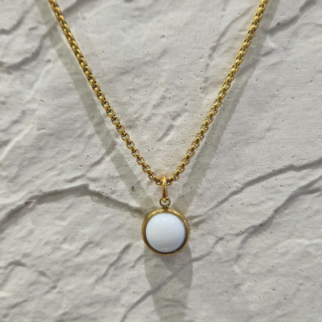 PESONA WHITE JADE NECKLACE GOLD