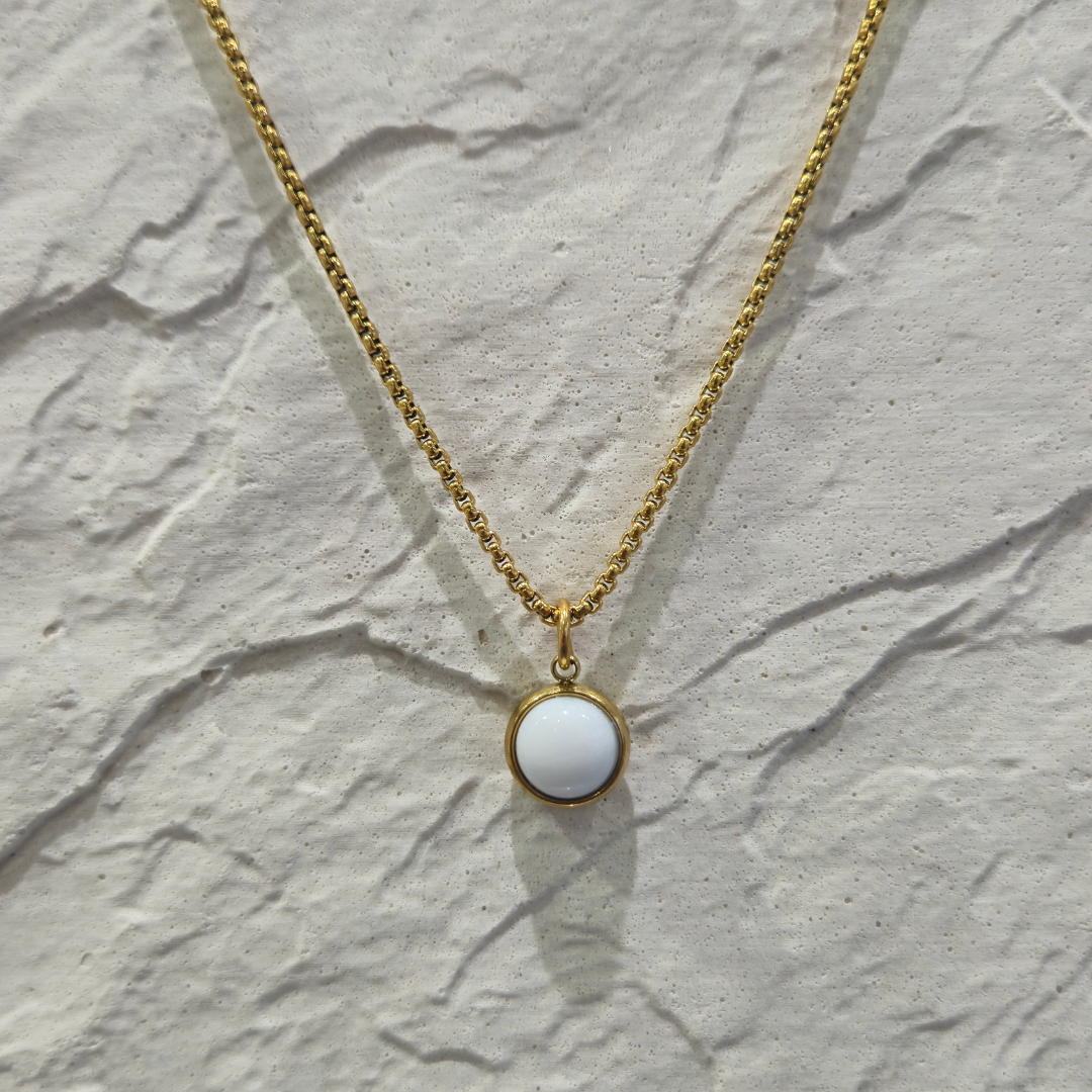 PESONA WHITE JADE NECKLACE GOLD