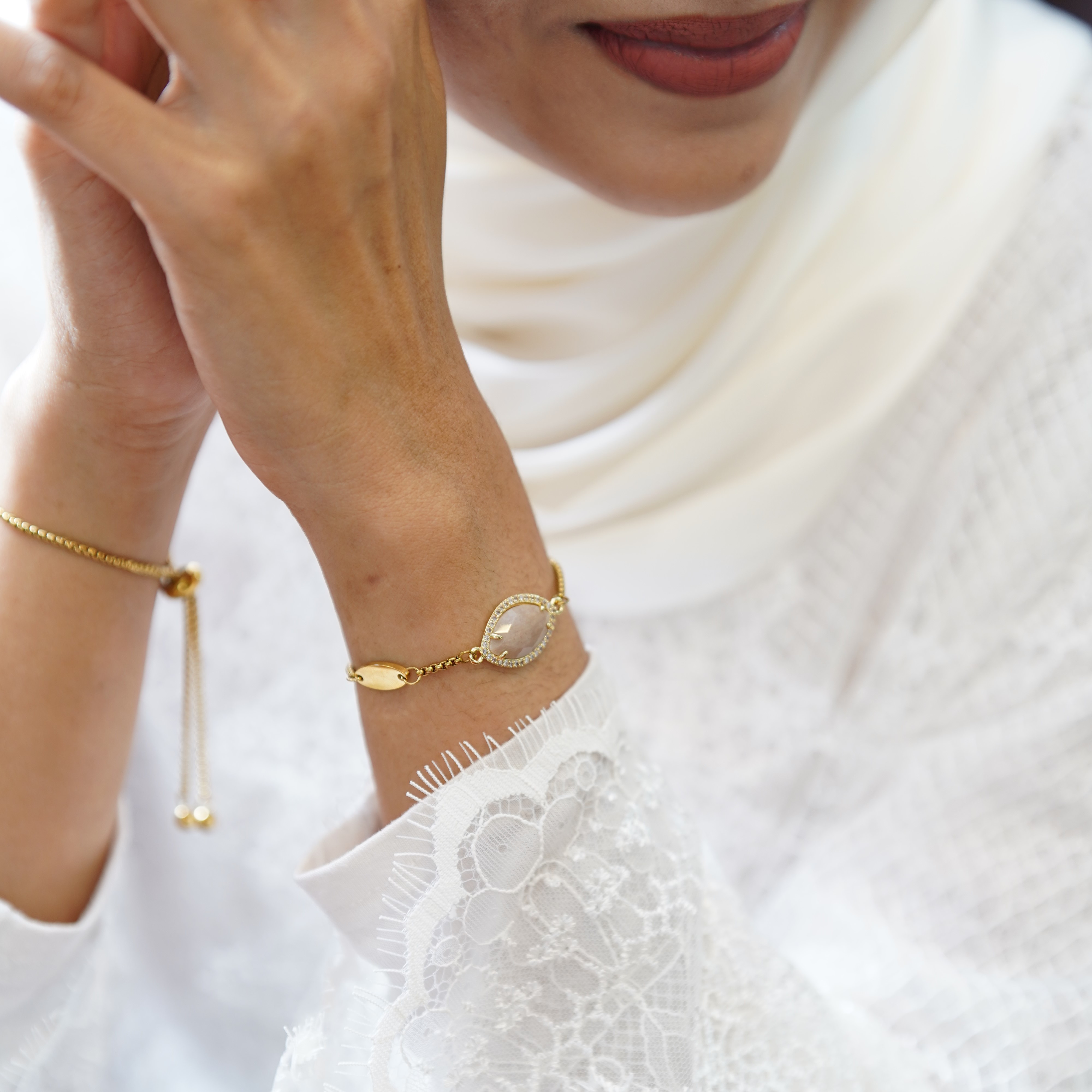 TERINDAH STATEMENT HORSE EYE SUNSTONE SLIDE BRACELET GOLD