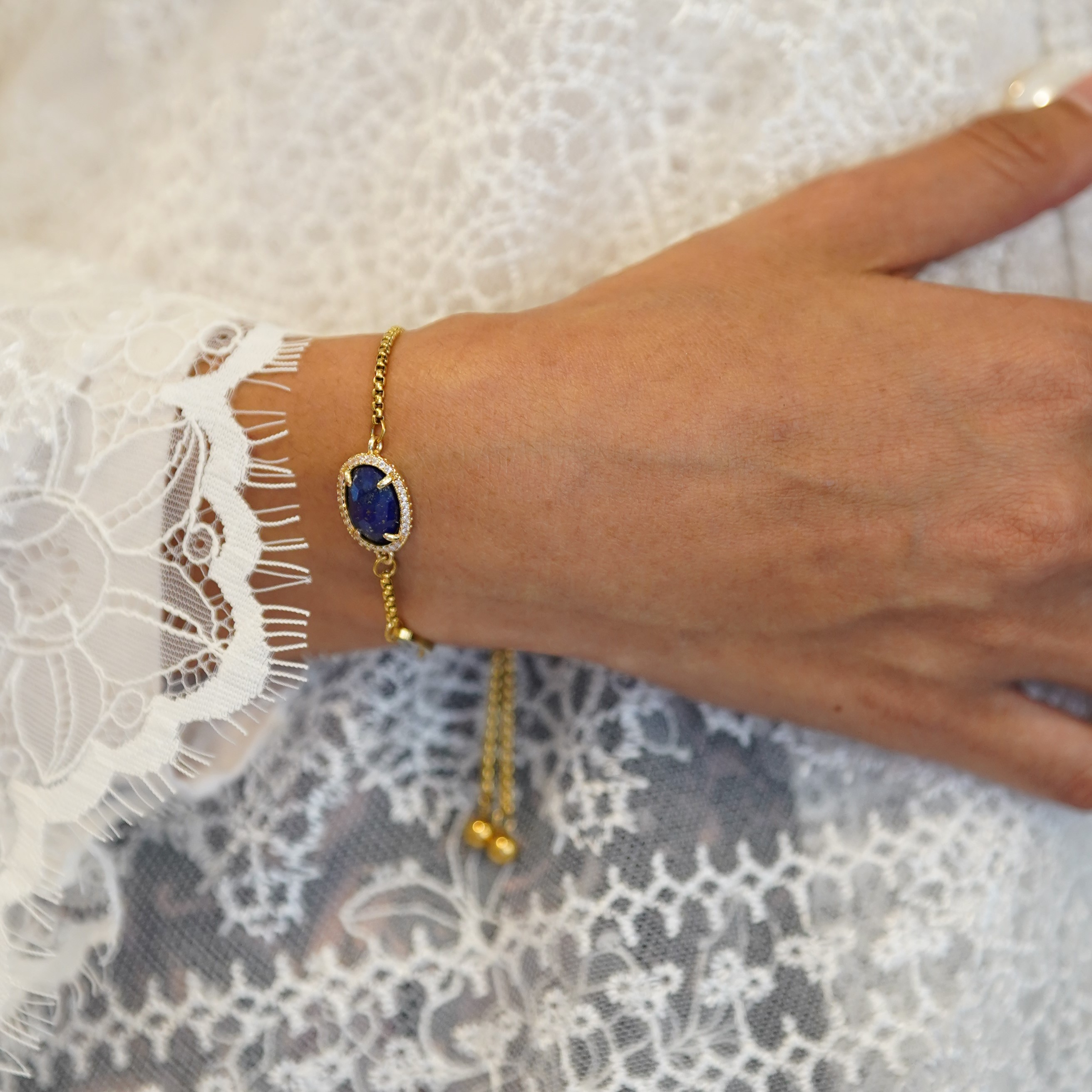 TERINDAH OVAL B LAPIS LAZULI BRACELET GOLD