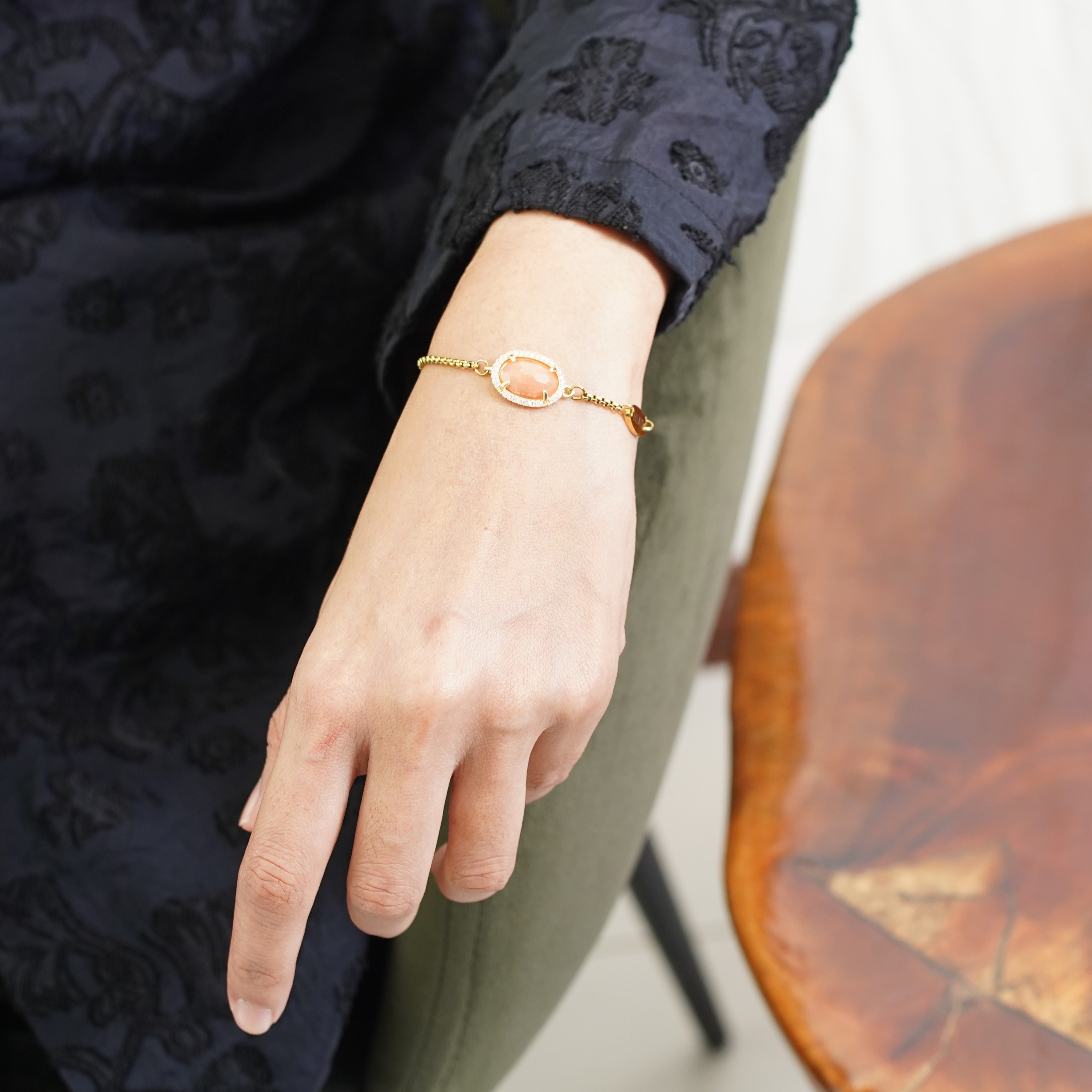 TERINDAH OVAL B SUNSTONE BRACELET GOLD