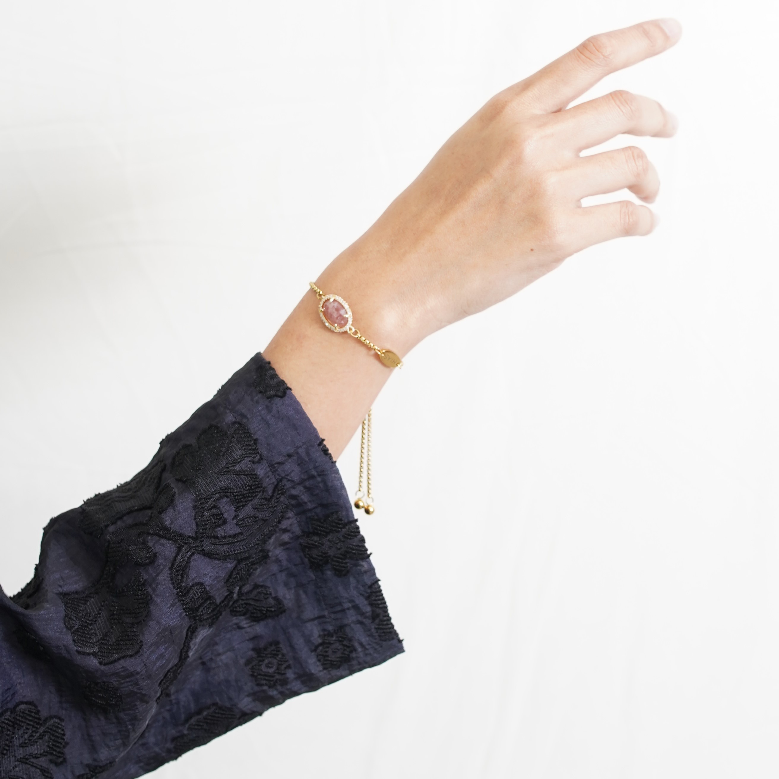 TERINDAH OVAL B STRAWBERRY QUARTZ BRACELET GOLD