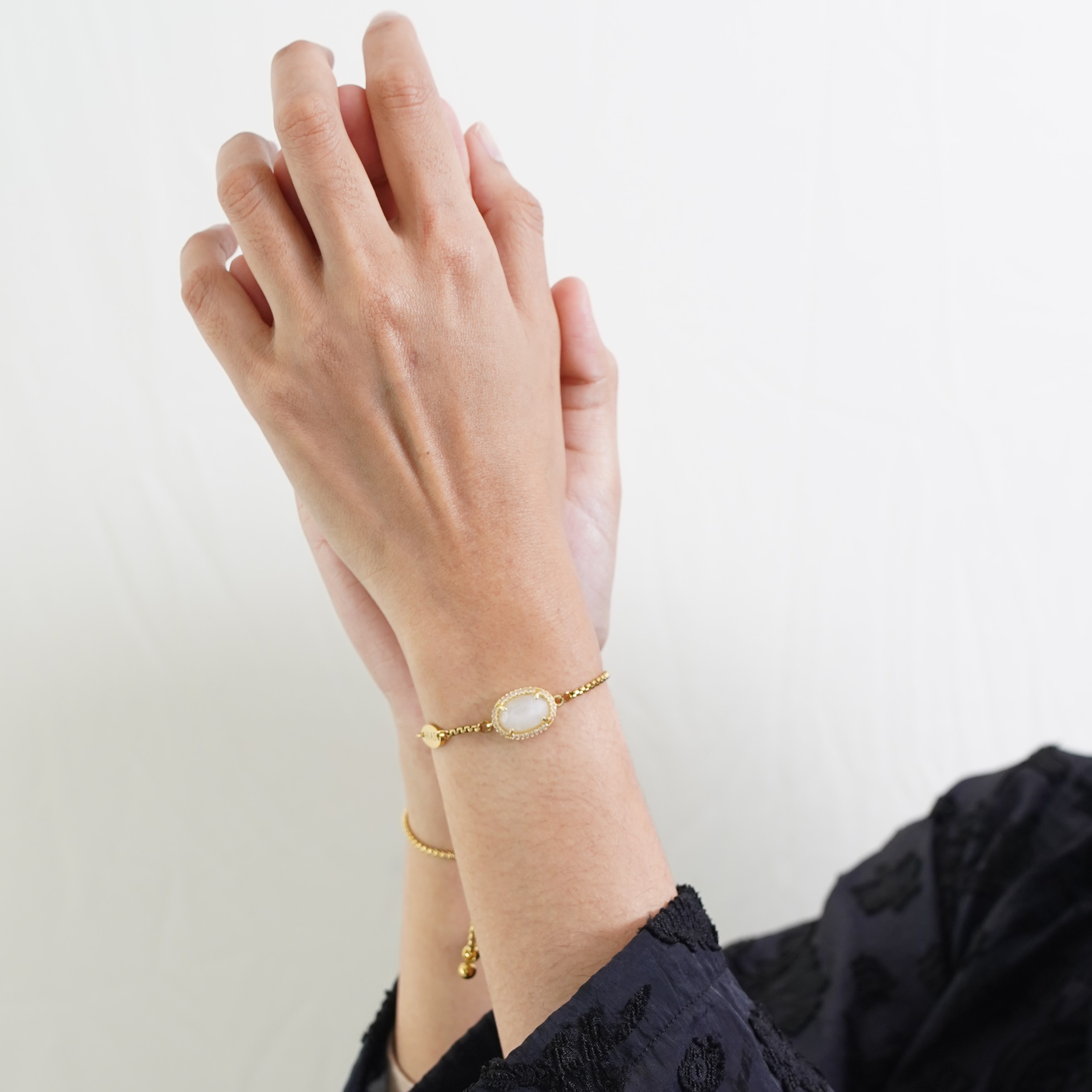 TERINDAH OVAL B MOONSTONE BRACELET GOLD