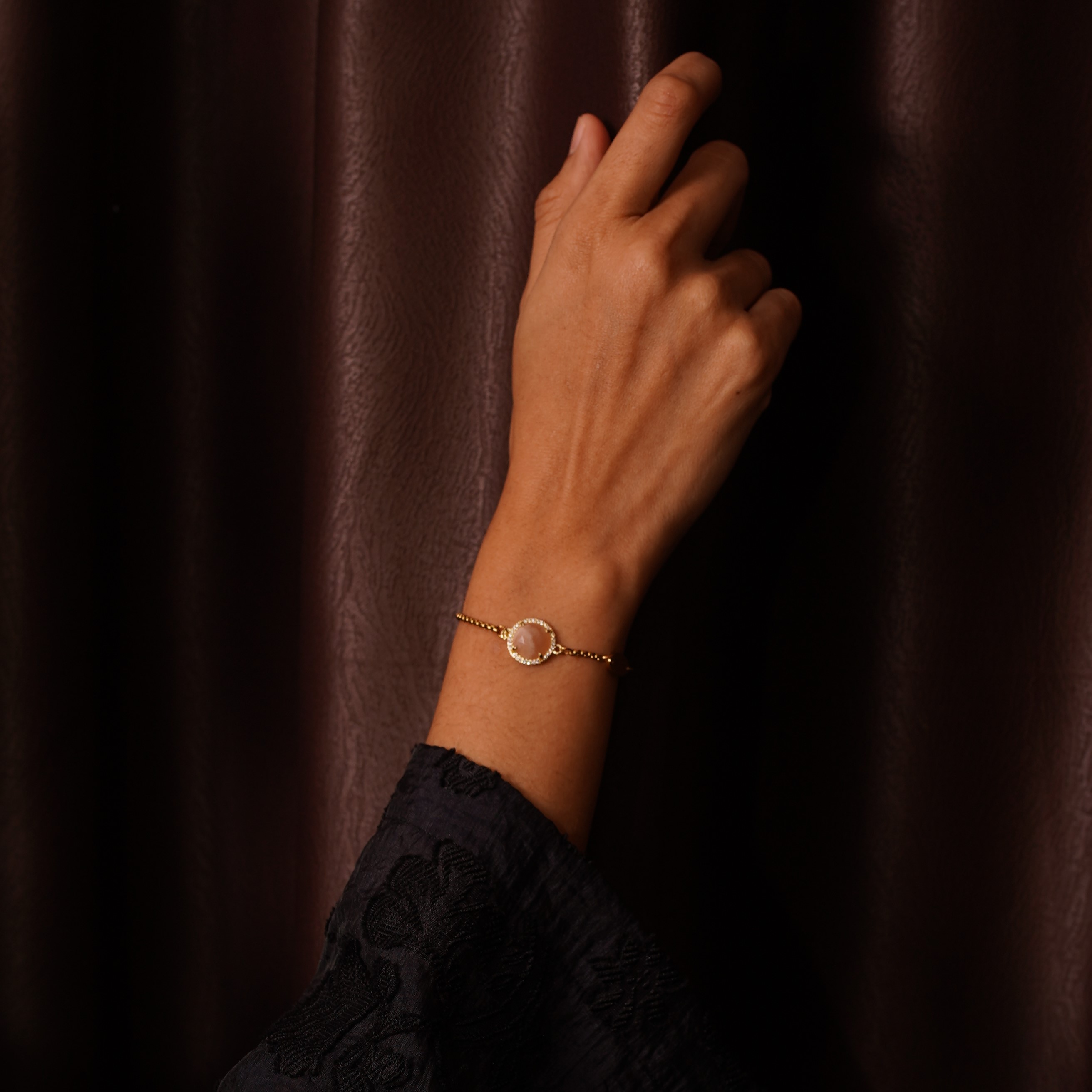 TERINDAH ROUND SUNSTONE BRACELET GOLD