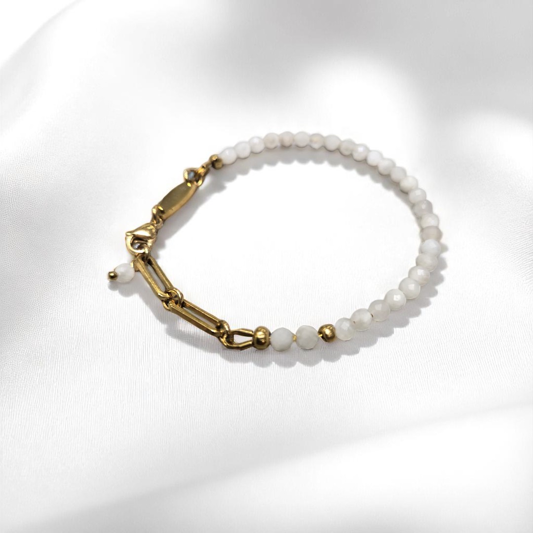 DAINTY MOONSTONE BEADED BRACELET GOLD