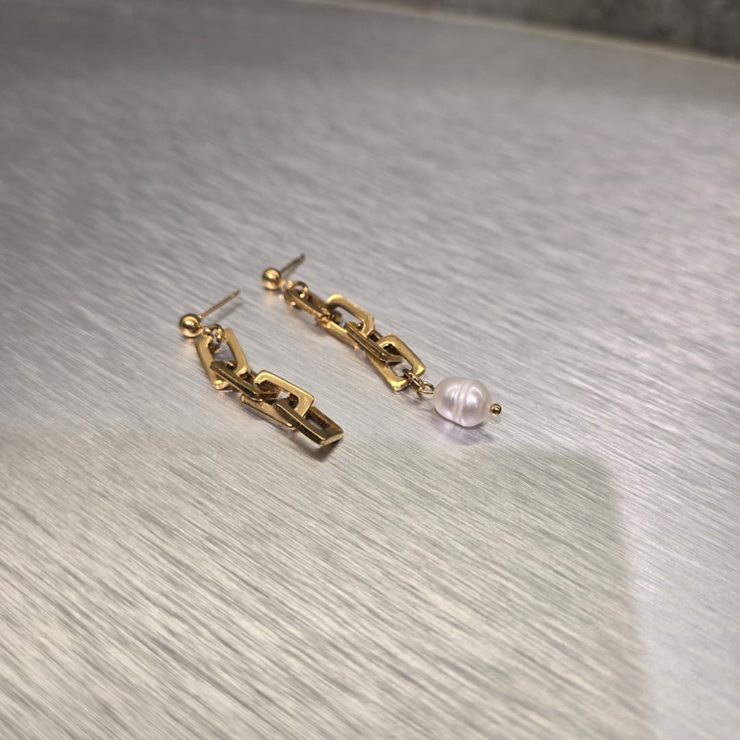 RECTANGLE DANGLE STUD GOLD