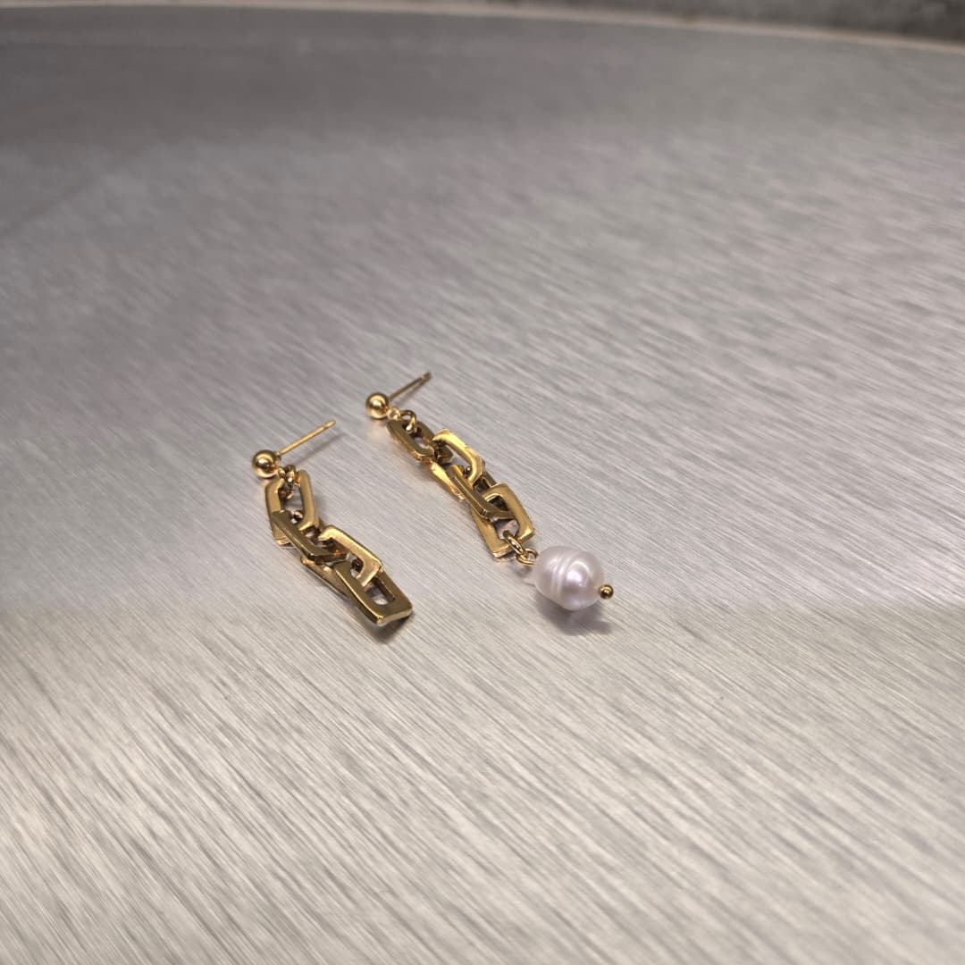 RECTANGLE DANGLE STUD GOLD