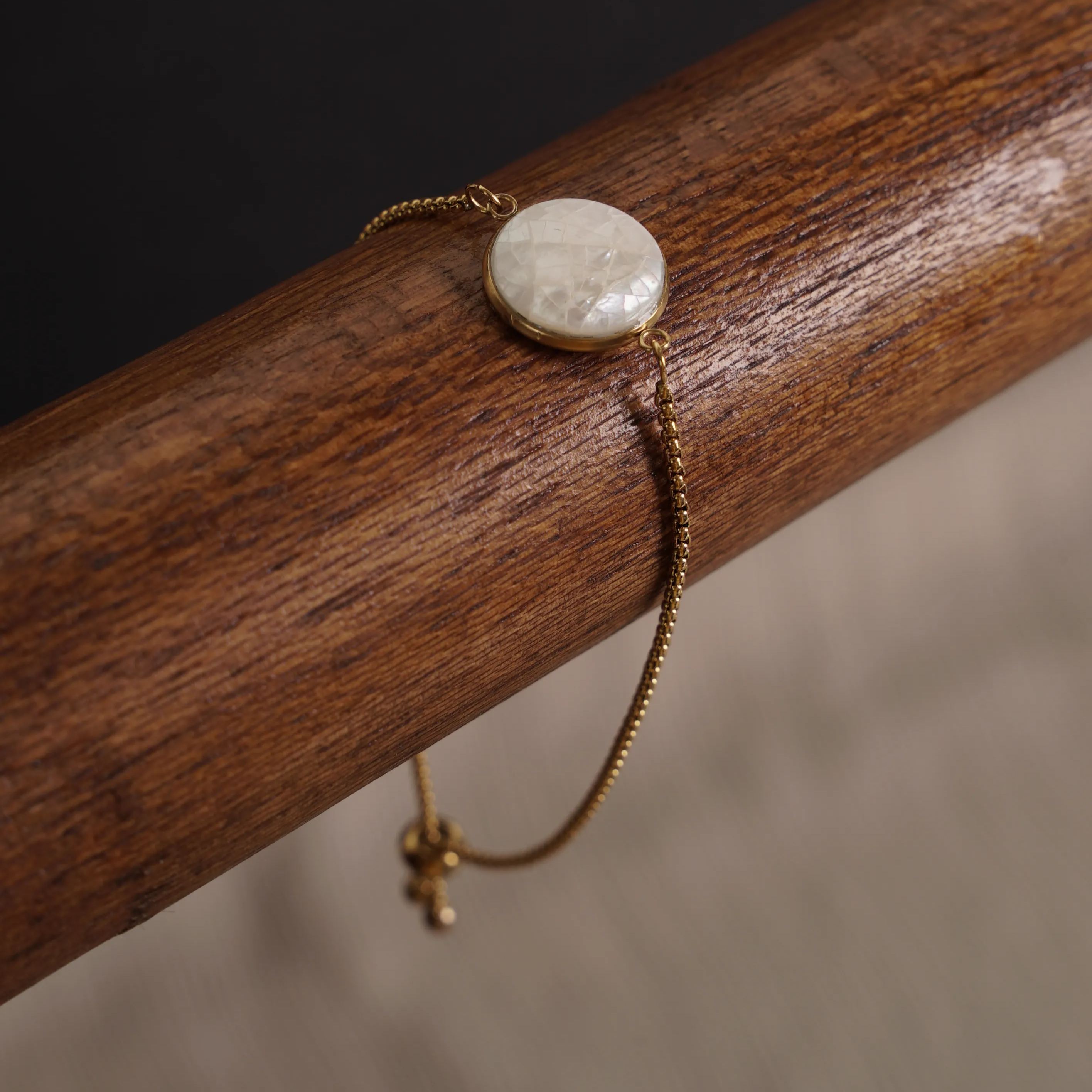 MOTHER OF PEARL WHITE SLIDE BRACELET GOLD