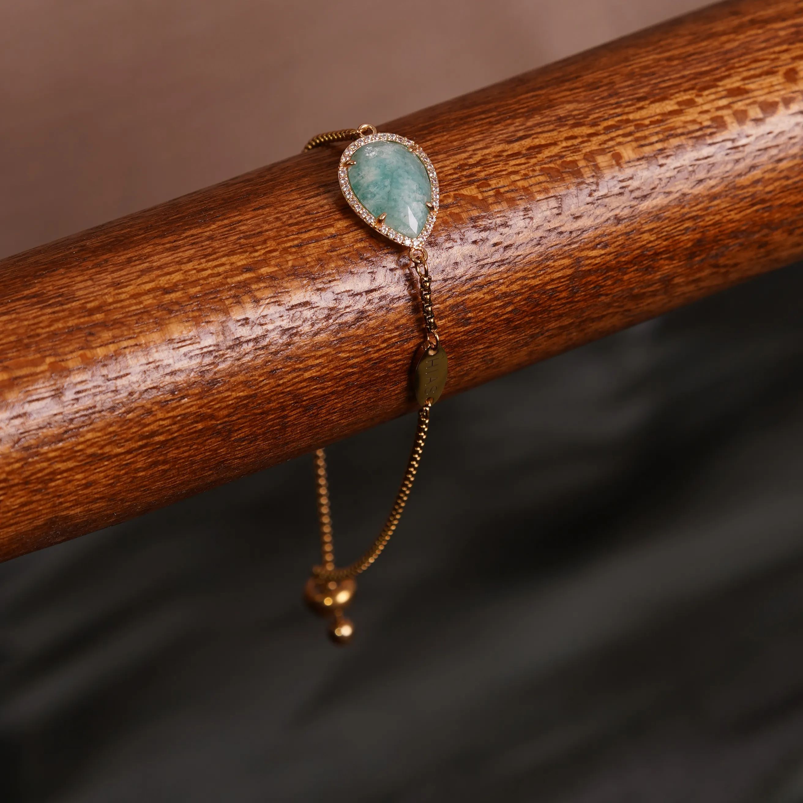 TERINDAH STATEMENT TEARDROP AMAZONITE SLIDE BRACELET GOLD