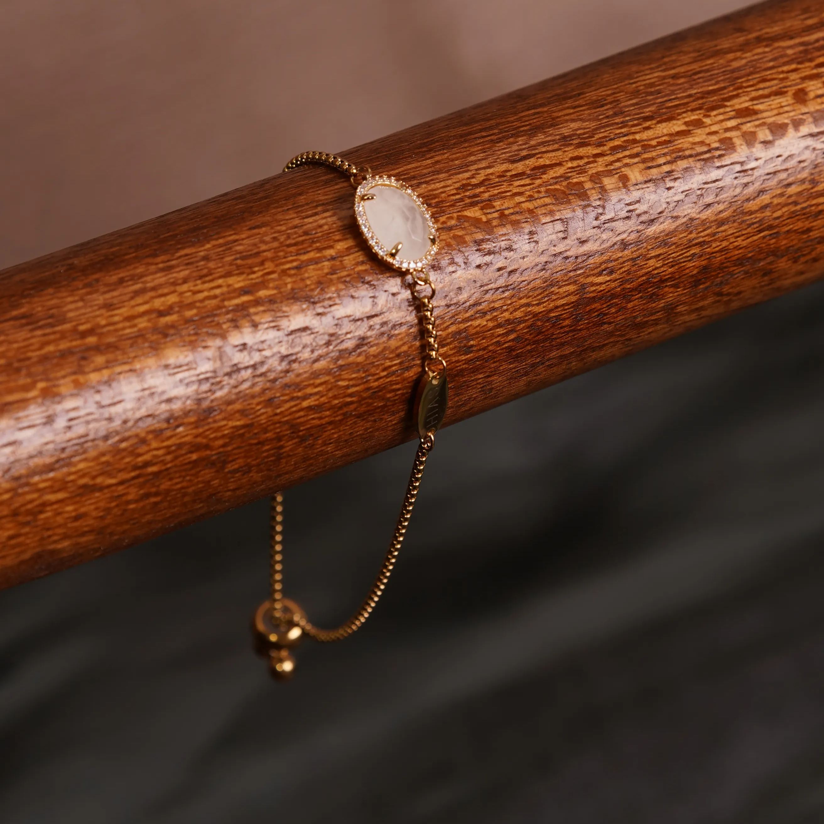 TERINDAH OVAL B QUARTZ SLIDE BRACELET GOLD