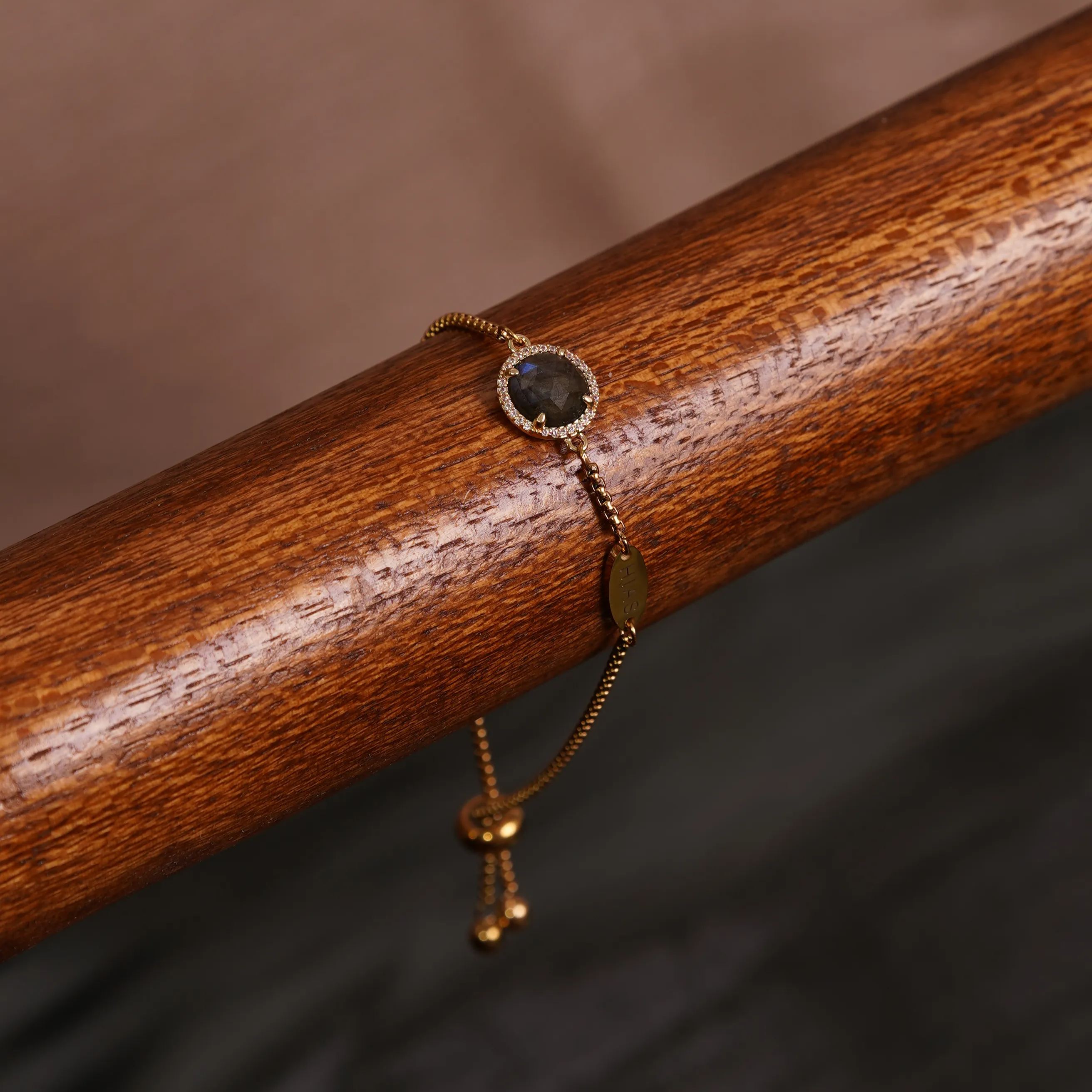 TERINDAH ROUND LABRADORITE BRACELET GOLD