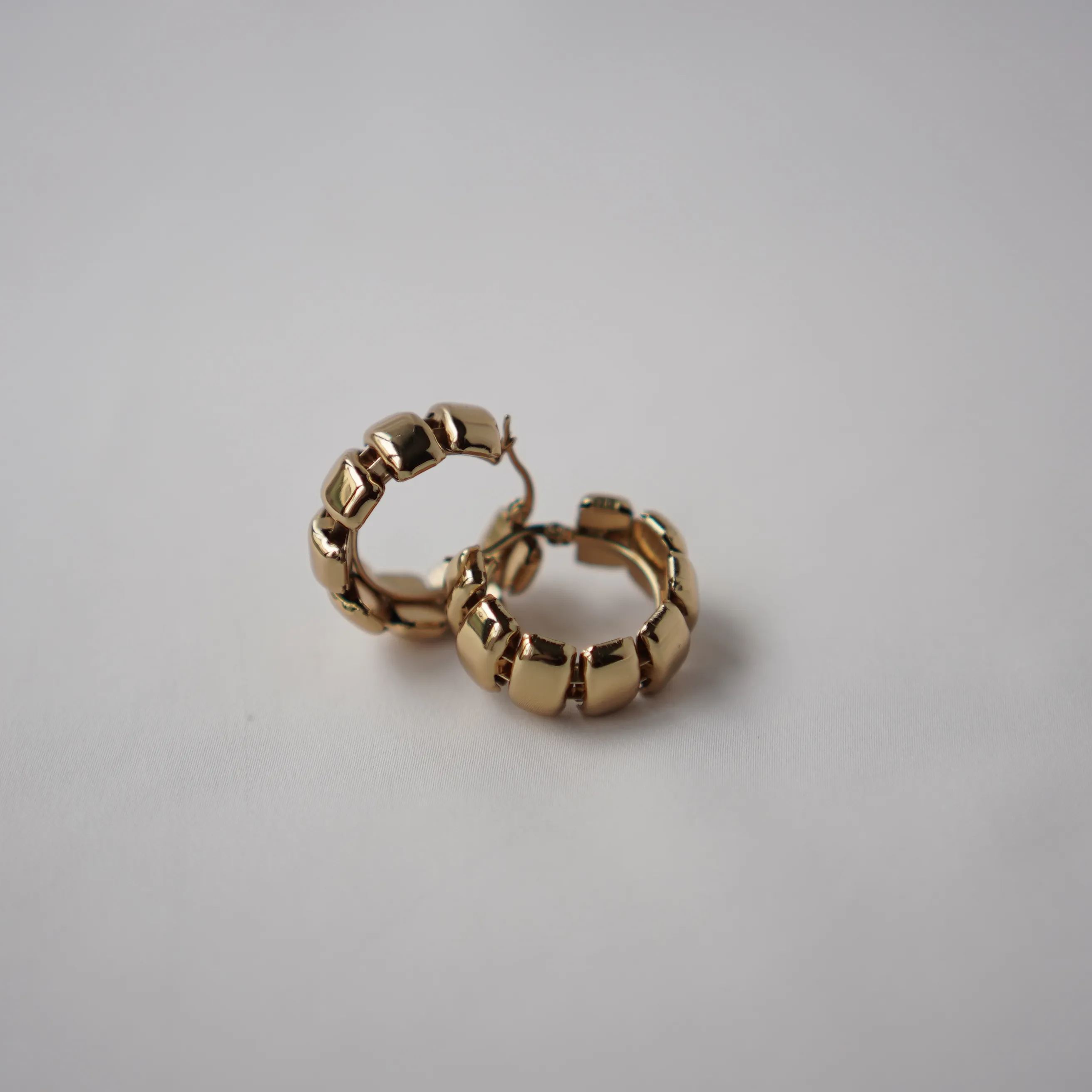 STATEMENT GEOMETRIC HOOP GOLD