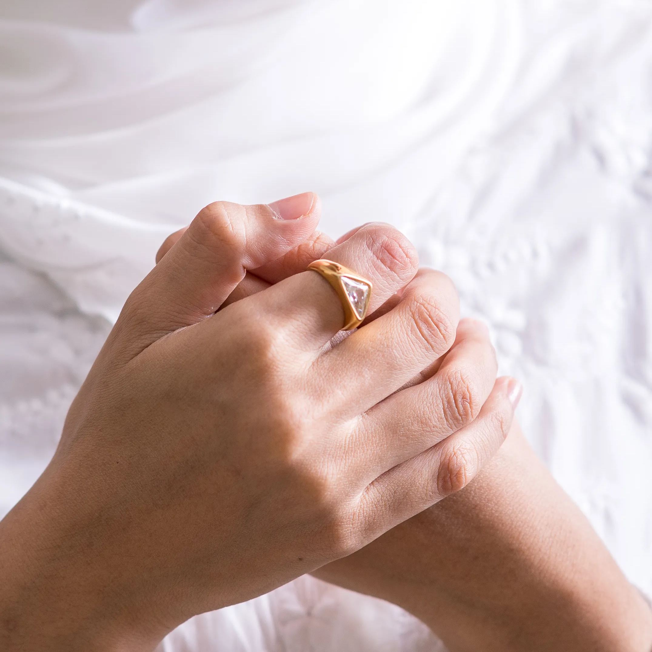 EMBUN TRIANGLE RING GOLD