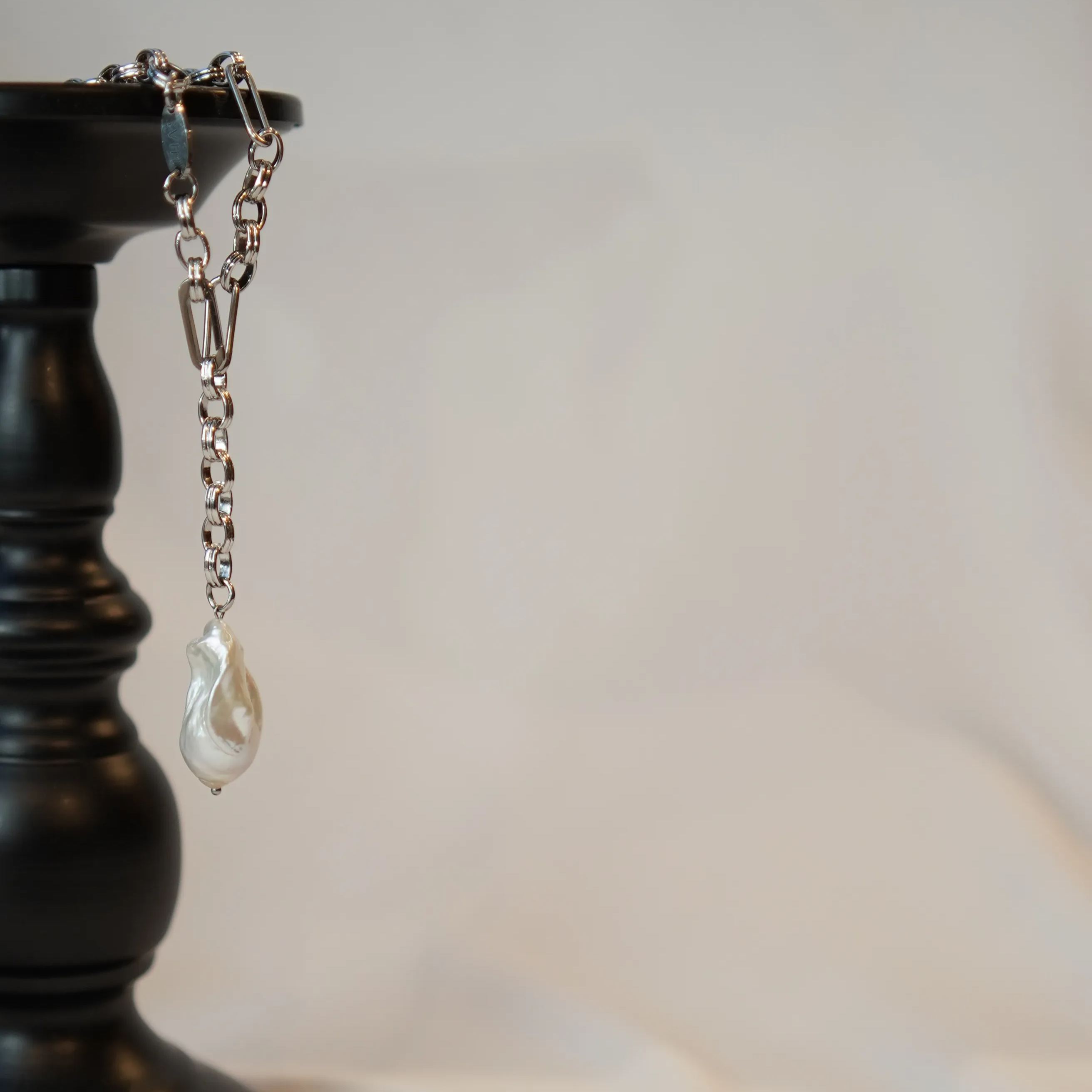 LUXE BAROQUE LARIAT SILVER