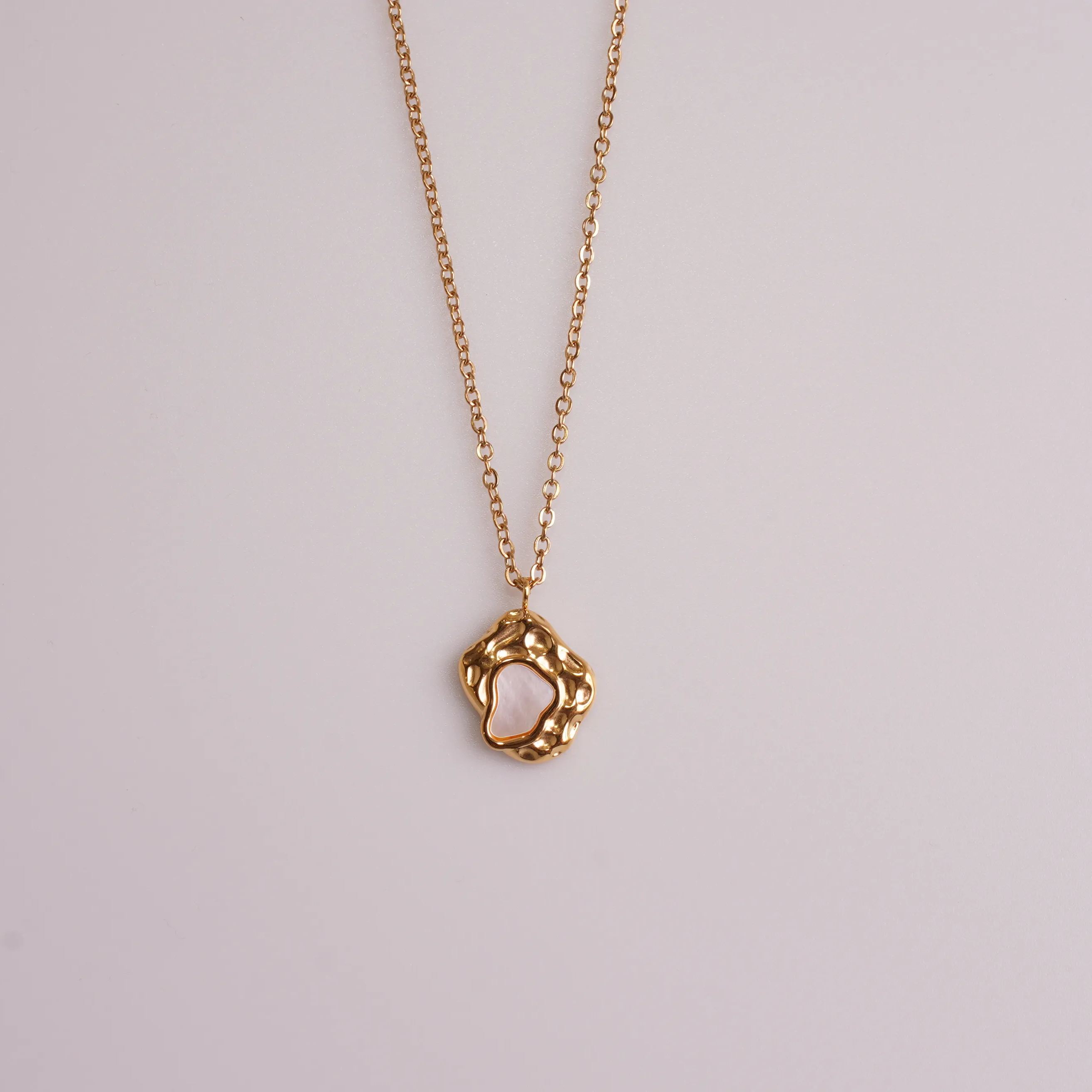 MOTHER OF PEARL ORGANIC IRREGULAR NECKLACE GOLD